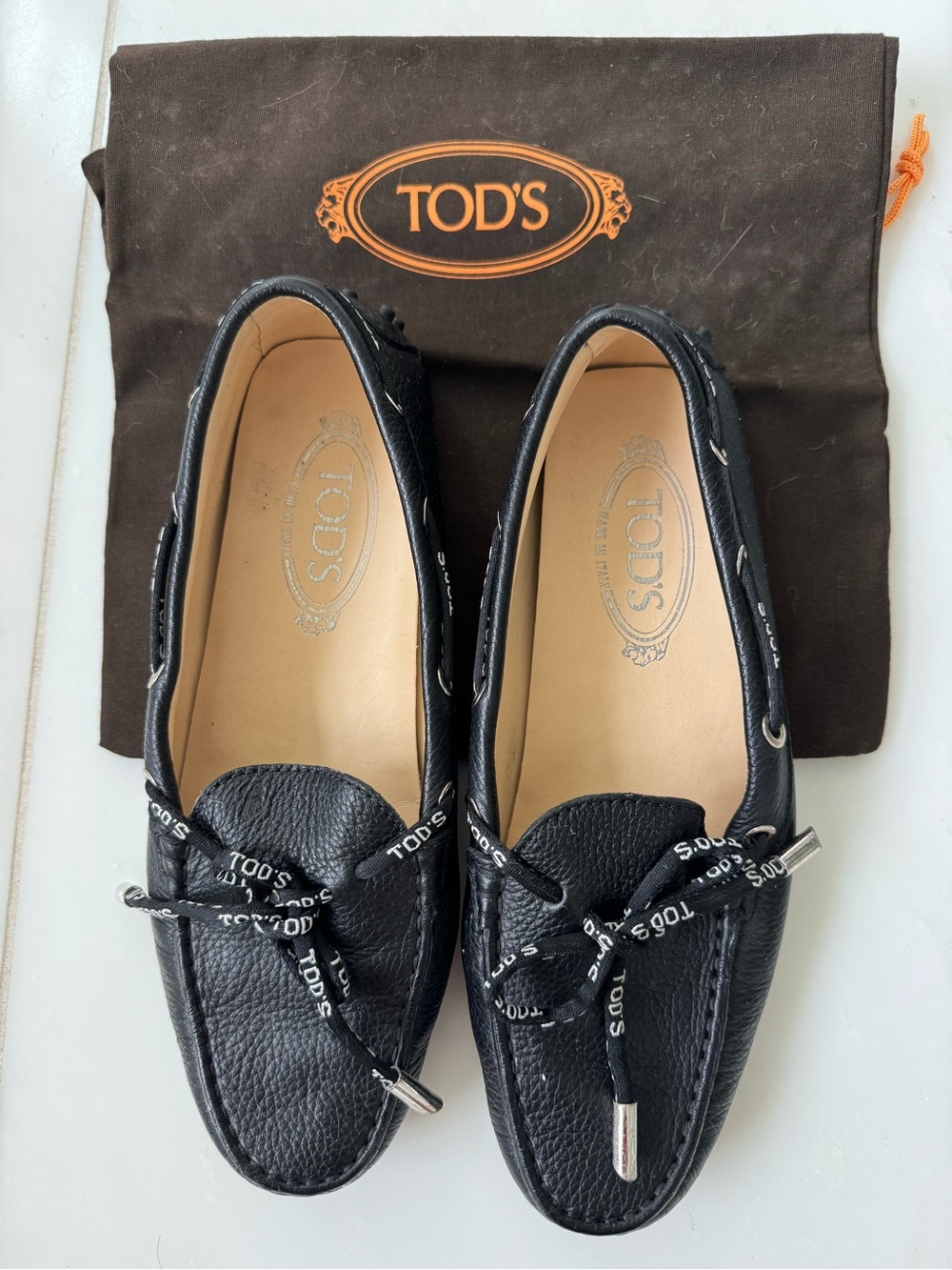 Tod’s Front Tie Logo-Lace Hammered Leather Gommino Driving Shoes (Black)